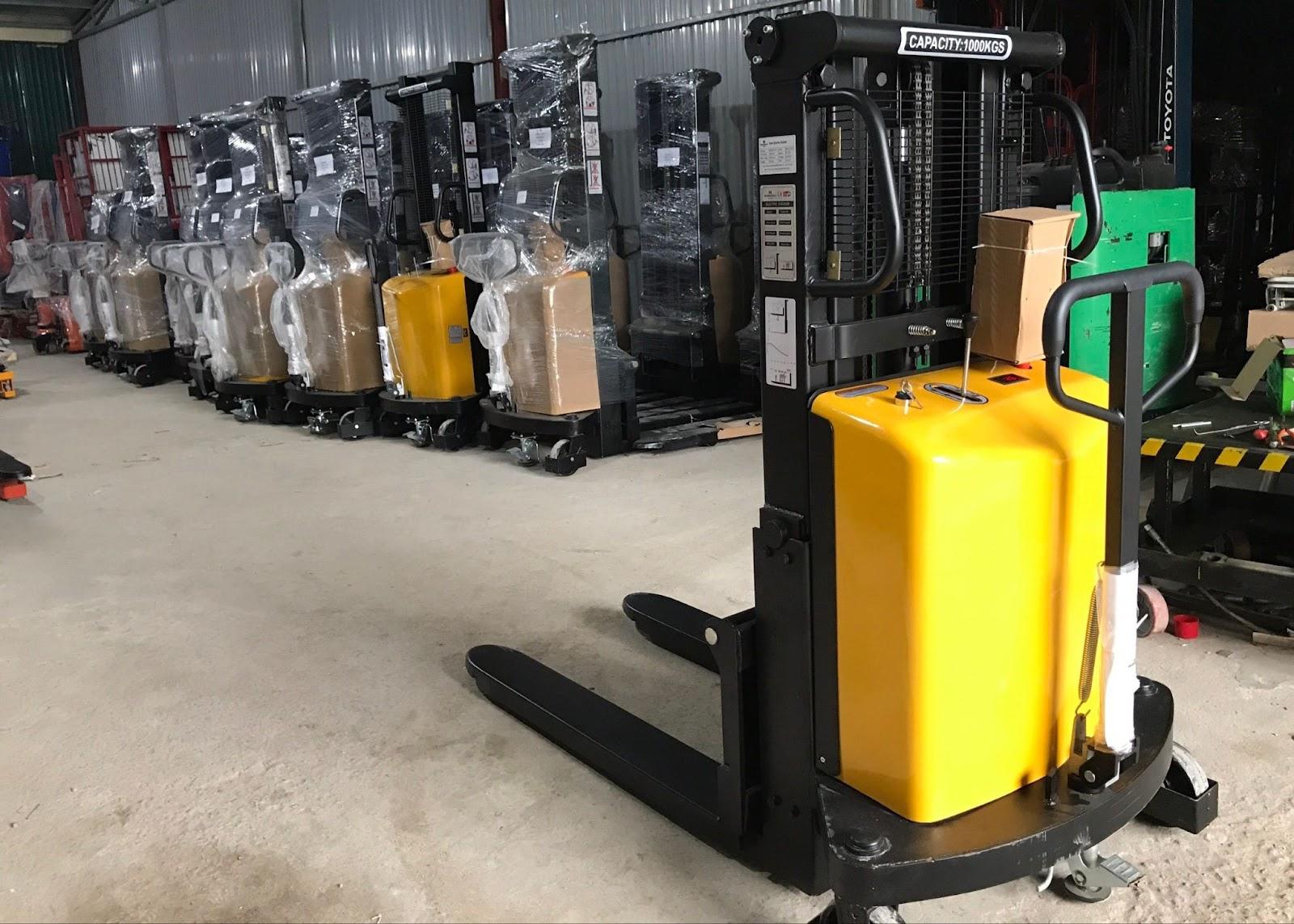 XE NÂNG DẦU VÀ XE NÂNG ĐIỆN – KẺ TÁM LẠNG, NGƯỜI NỬA CÂN ?