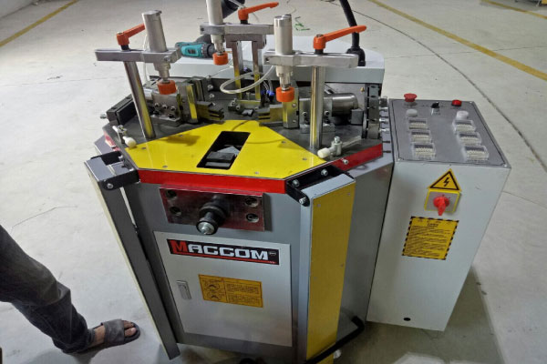 Cách sử dụng máy ép góc cửa nhôm