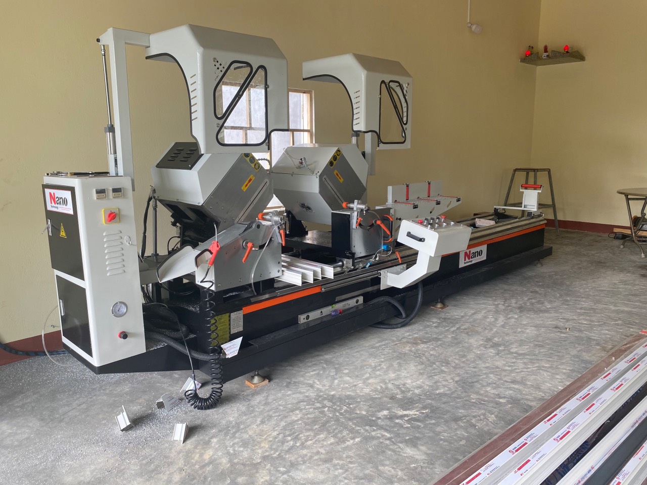 Bí Quyết Chọn Máy Cắt Nhôm Hoàn Hảo: Đừng Mua Nếu Chưa Đọc Bài Này