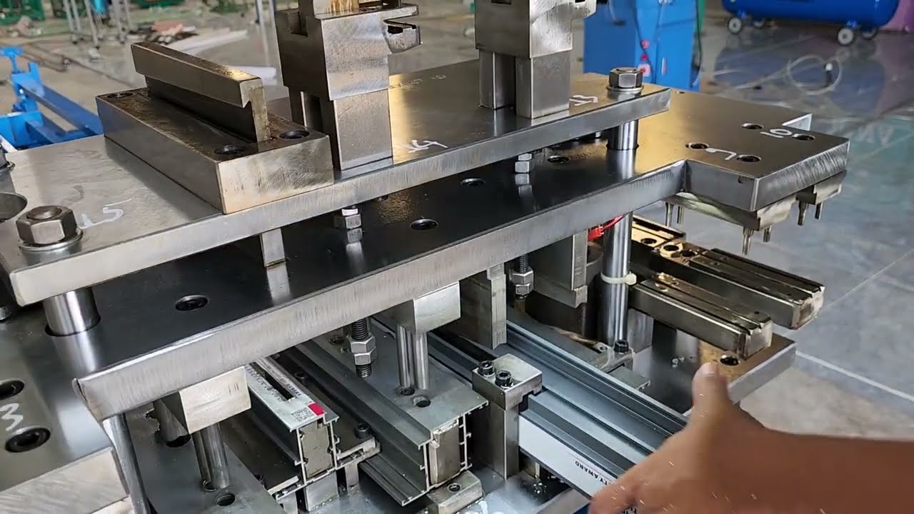 Máy Đột Dập Thủy Lực: Giải Pháp Tối Ưu Cho Gia Công Cửa Nhôm